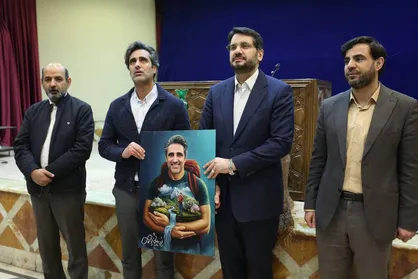 تجلیل از جواد قارایی، مستندساز گردشگری ایران، در نشست جوانان و نخبگان فعال حوزه پیشرفت کشور