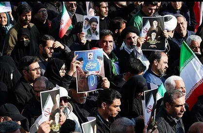 &laquo;ولایت فقیه&raquo;؛ نخ تسبیح اقتدار ملی در عبور از طوفان&zwnj;ها / راز کارآمدی حلقه&zwnj;های میانی در امتداد راه شهیدان