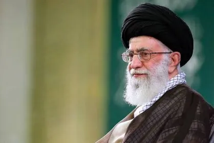تصاویری از حضور رهبر شهید انقلاب در منزل خانواده شهید جهانی منتشر شد