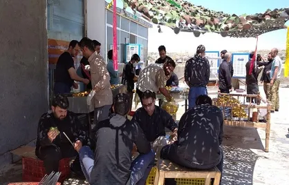 ۲۰۰۰ پُرس غذای گرم از سوی جهادگران بروجردی بین اقشار کم&zwnj;درآمد این شهرستان توزیع شد