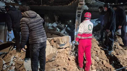 حضور&zwnj; امدادگران هلال احمر استان کرمانشاه در انتقال مصدومین حمله&zwnj;ی دشمن صهیونی آمریکایی در شهر کرمانشاه + عکس