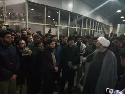 صدها نفر از دانشجویان و طلاب از شب گذشته در فرودگاه مهر&zwnj;آباد تهران تحصن کردند