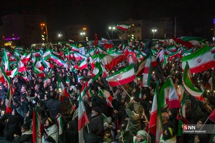 آغوش باز شهدای ناوگروه دنا برای مردم در میدان شهدای تهران + فیلم