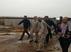 حضور سردار سلیمانی در مناطق سیل‌زده خوزستان