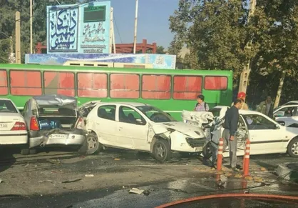 تصادف زنجیره&zwnj;ای ۱۱ خودرو در ولنجک +عکس و فیلم