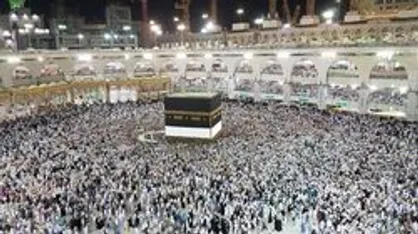 انجام مناسک حج توسط زائران بیت&zwnj;الله الحرام در عرفات