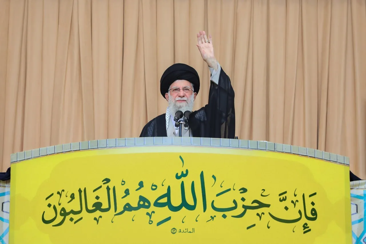 قاب ماندگار نماز جمعه نصر با آیه «فَإِنَّ حِزْبَ اللَّهِ هُمُ الْغَالِبُونَ»