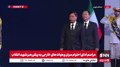 ادای احترام تین آن سانگ، مسئول دفتر رئیس جمهور میانمار به پیکر رهبر شهید انقلاب