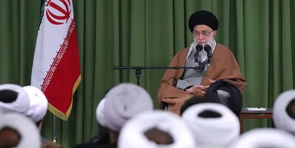 دیدار جمعی از طلاب حوزه&zwnj;های علمیه با رهبرانقلاب اسلامی