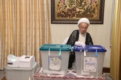 آیت الله مکارم شیرازی رای خود را به صندوق انداخت
