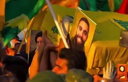 تشییع باشکوه ابوعلی محافظ شهید سیدحسن نصرالله بر روی دستان مردم در عراق