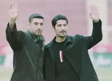 رونمایی از پیراهن تیم منتخب سرخابی به یاد مهرداد میناوند و علی انصاریان + عکس