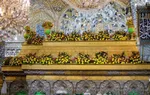 خادم حرم حسینی سید حامد می‌گوید که «ضریح امام حسین علیه‌السلام با بیش از ۱۰۰۰ شاخه گل طبیعی تزیین شده است.» در روزهای گذشته نیز پارچه‌هایی مزین به نام و القاب حضرت زینب سلام‌الله علیها نصب شده بود.

