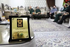 تقدیم لوح درجۀ رشادت به خانواده سردار سرلشکر شهید عباس نیلفروشان
