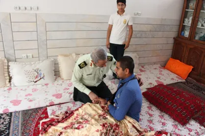 اعطاء درجه به سرباز مجروح حادثه میرجاوه/ تقدیر فرمانده ناجا از سرباز وظیفه مدافع وطن + عکس