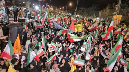 همخوانی باشکوه سرود ملی توسط غیورمردان یاسوجی در شب ۱۲ فروردین+فیلم