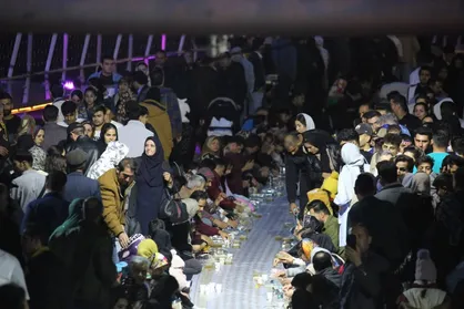 افطار روزه&zwnj;داران روی پل طبیعت