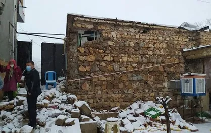 جمعی از نمایندگان مجلس از مناطق زلزله&zwnj;زده سی&zwnj;سخت بازدید کردند/ وعده بازسازی منطقه تا شهریور۱۴۰۰