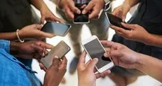 استفاده از گوشی های هوشمند میزان تعامل نوجوانان با خانواده ها را ۹۰ درصد کاهش داده است