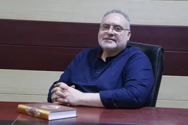 افشین علا: امروز باید چهره‌های فرهنگی ما به شرق و غرب عالم بروند و صدای خونخواهی رهبر شهید شوند/ کلیشه‌ها پاسخگو نیست! + فیلم