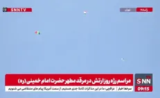 پرواز چتربازان بر فراز حرم امام خمینی در مراسم رژه روز ارتش + فیلم