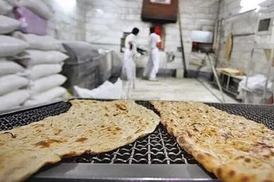 توزیع ۲۵۸۰ کیسه آرد مازاد بر سهمیه در نانوایی‌های خمین
