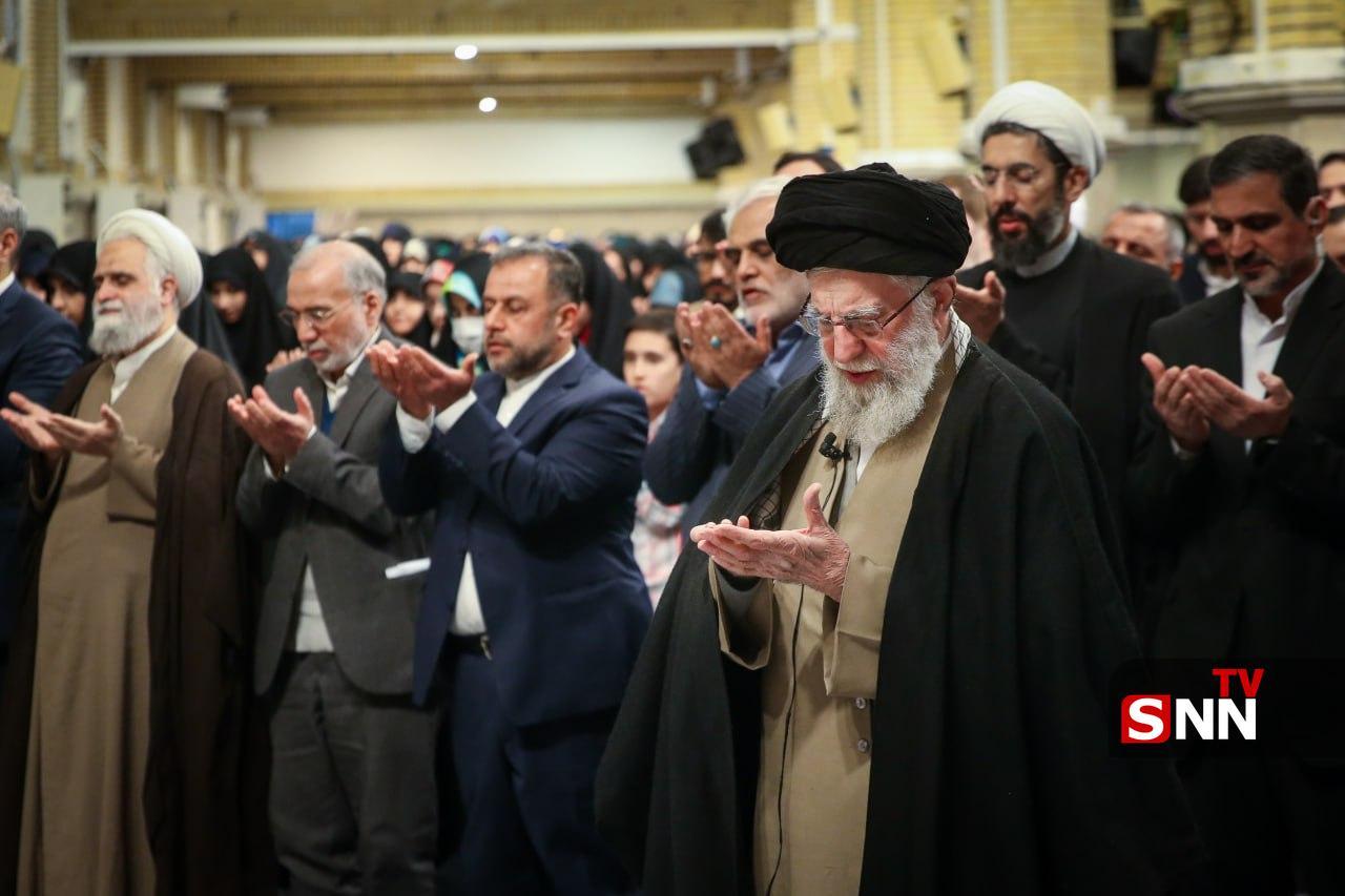 تصاویر اقامه نماز به امام رهبر معظم انقلاب