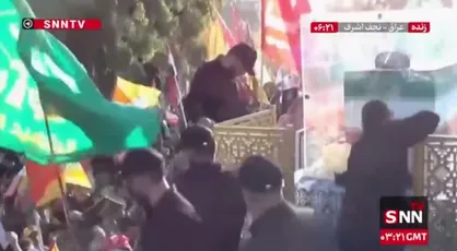 پیکر مطهر رهبر شهید انقلاب در آغوش خیل عظیم عزاداران عراقی در مسیر تشییع نجف اشرف