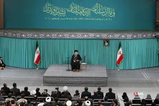رهبر انقلاب: ملت ایران به آن کسی که طمع داشته باشد و حمله بخواهد بکند و اذیت بکند، مشت محکمی خواهد زد + فیلم