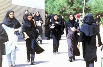 فضای پوششی دانشگاه مناسب دانشجویان و کشور اسلامی نیست