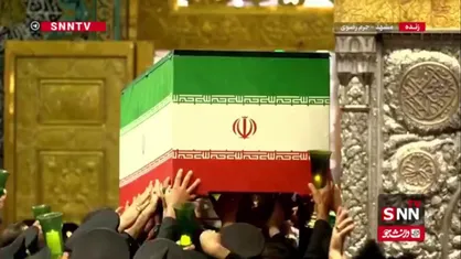 تشییع پیکر رهبر شهید روی دستان خدام حرم مطهر پس از طواف در ضریح امام رضا(ع)