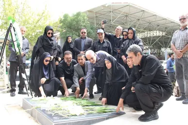 غبارروبی مزار خبرنگار شهید «محمود صارمی» در بروجرد
