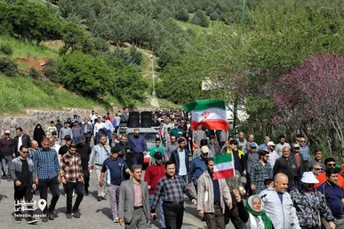 پیاده‌روی خانوادگی مردم سنندج در کوهستان آبیدر به یاد سفر استانی رهبر شهید انقلاب+عکس