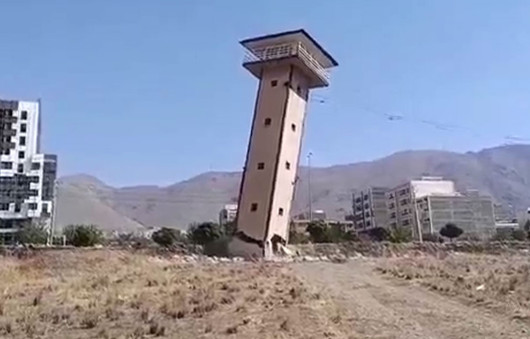 لحظه تخریب برجک زندان سابق رجایی‌شهر