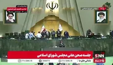 تقدیم پیراهن تیم ملی به قالیباف / تقدیر از کشتی گیران مدال آور جهانی در صحن علنی توسط رئیس مجلس و وزیر وزرش و جمعی از نمایندگان