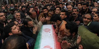 این زمزمه&zwnj; خون چهل سالگی توست/ این برگ و بر از سرخی اندیشه می&zwnj;آید