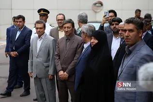 پرویز فتاح و محمد بیگدلی در آیین اهدای ۱۰۱۰۰۰ جفت کفش توسط بانک ملت به دانش آموزان نیازمند کمیته امداد امام خمینی (ره)