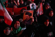 «حسین حسین شعار ماست شهادت افتخار ماست» / جان‌فدایان اهالی رشت در موج ۱۴۳ حماسه سنگر خیابان را خالی نکردند+فیلم