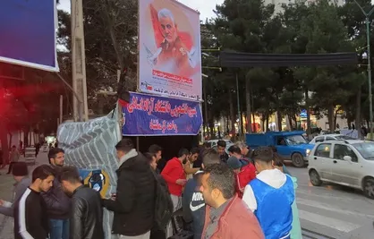 بسیج دانشجویی دانشگاه آزاد کرمانشاه ایستگاه صلواتی برپا کرد + عکس