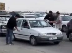 آبرسانی و پذیرایی به مردمانی که در ترافیک مانده‌اند