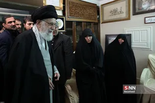 حضور رهبر معظم انقلاب اسلامی در منزل سردار شهید سپهبد سلیمانی