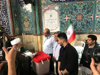 ناطق نوری رای خود را به صندوق انداخت