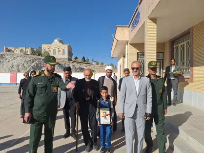 همراهی مسئولان خراسان جنوبی با فرزند شهید جنگ رمضان در آغاز سال تحصیلی جدید