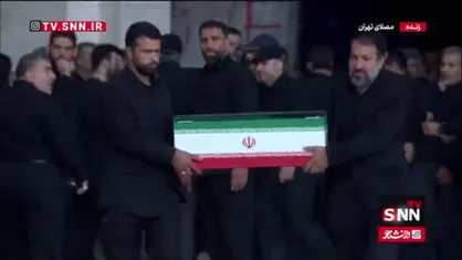 ورود پیکر نوه رهبر شهید انقلاب به  محل اقامه نماز در مصلی تهران