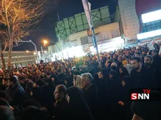 همزمان با مقابله پدافند با اهداف متخاصم در پایتخت مردم عزادار در میدان انقلاب ثابت قدم ایستادند و شعار «الله اکبر» سردادند + فیلم