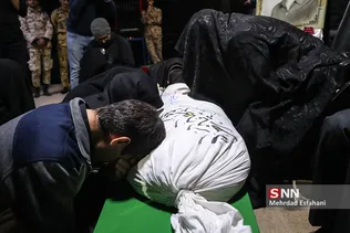 دیدار خانواده شهید زبیرم با پیکر فرزندشان بعد از سی سال انتظار