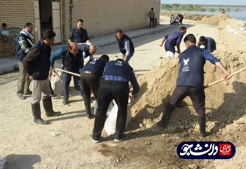فعالیت جهادگران قرارگاه جهادی دانشگاه آزاد خوزستان در منطقه سیل زده شادگان