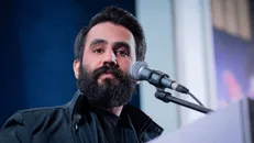 حسین طاهری: حال دعای عرفه امسال میدان انقلاب مثل کربلا بود / زیارت سیدالشهدا را برای این مردم نوشتند + فیلم