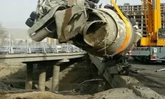 واژگونی میکسر بتن در اتوبان تهران- کرج/ راننده در دم کشته شد