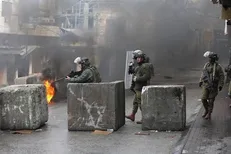 حمله ور شدن نظامیان صهیونیست به فلسطینی‌ها در قدس اشغالی